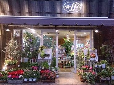 「フラワーフレンドショップ　エフツー」　（福岡県行橋市）の花屋店舗写真1